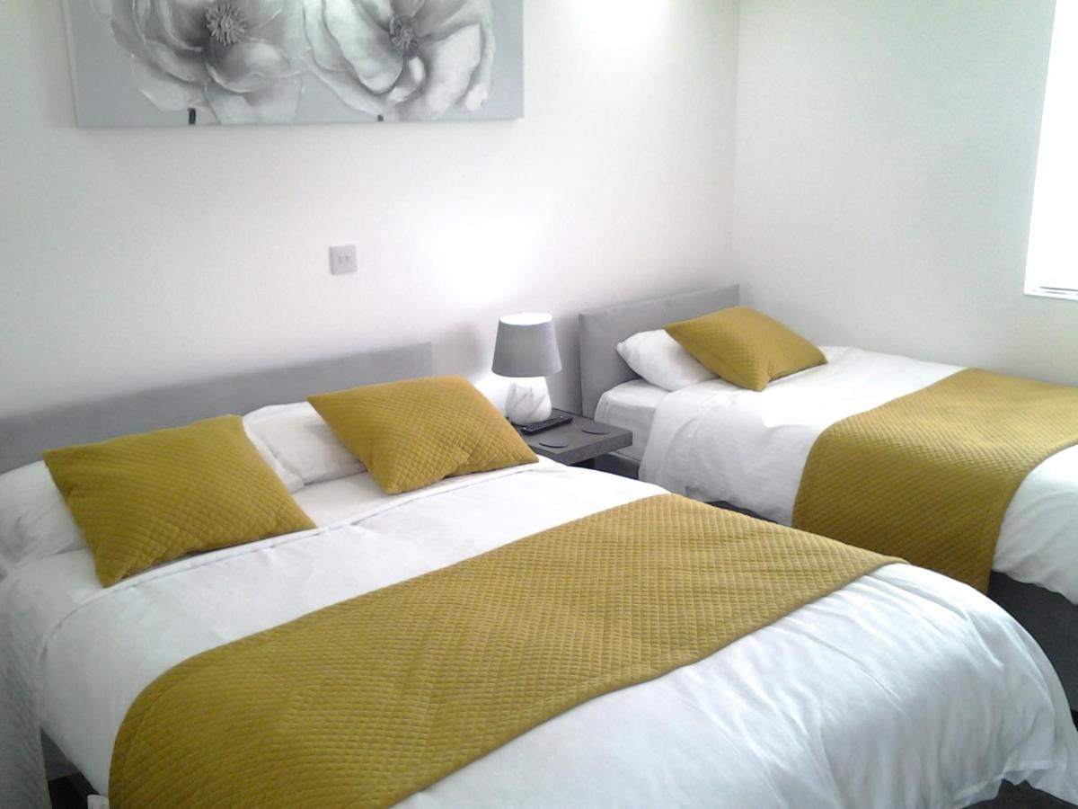 Lady Charlotte Guest Rooms Triple Rooms Dowlais Eksteriør billede