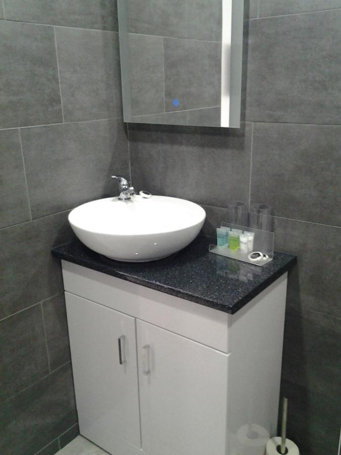 Lady Charlotte Guest Rooms Triple Rooms Dowlais Eksteriør billede