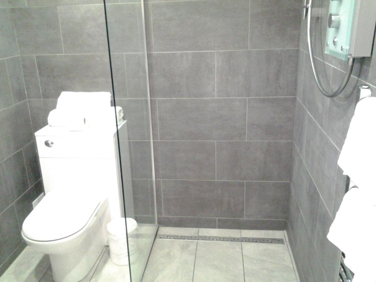 Lady Charlotte Guest Rooms Triple Rooms Dowlais Eksteriør billede