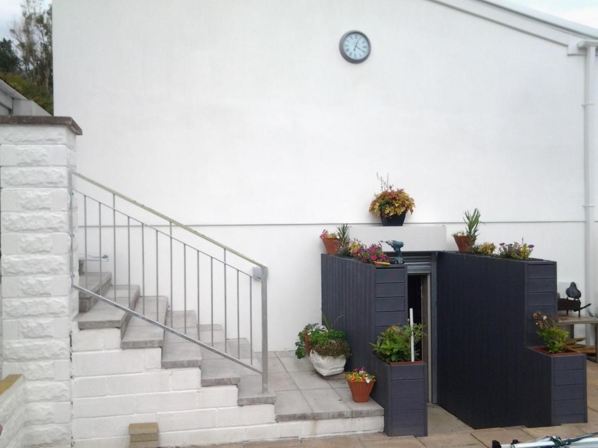 Lady Charlotte Guest Rooms Triple Rooms Dowlais Eksteriør billede