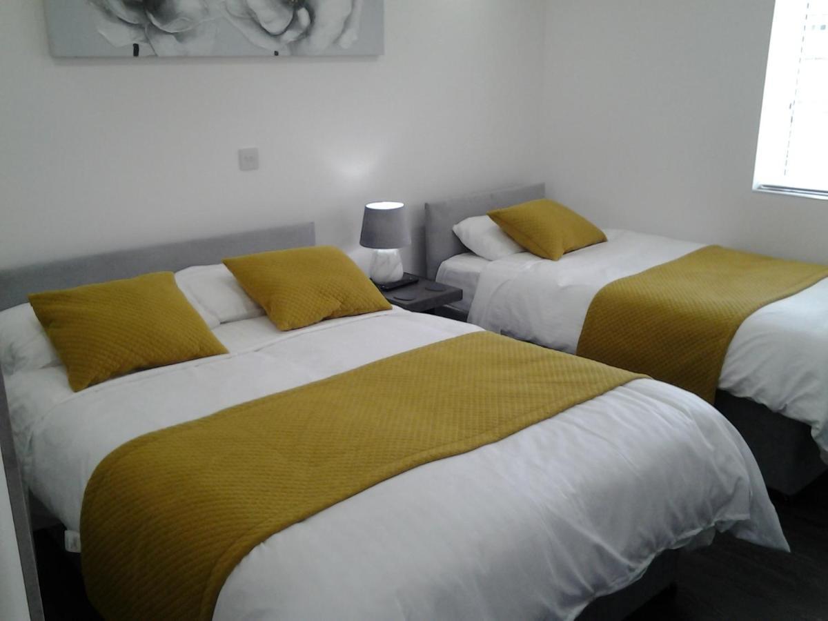 Lady Charlotte Guest Rooms Triple Rooms Dowlais Eksteriør billede