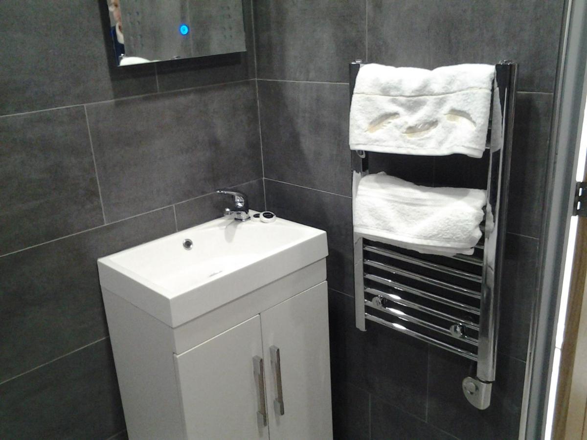 Lady Charlotte Guest Rooms Triple Rooms Dowlais Eksteriør billede