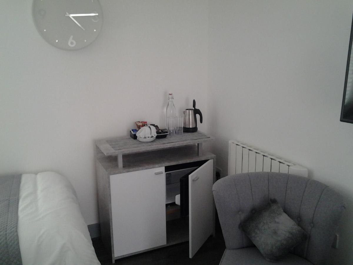 Lady Charlotte Guest Rooms Triple Rooms Dowlais Eksteriør billede