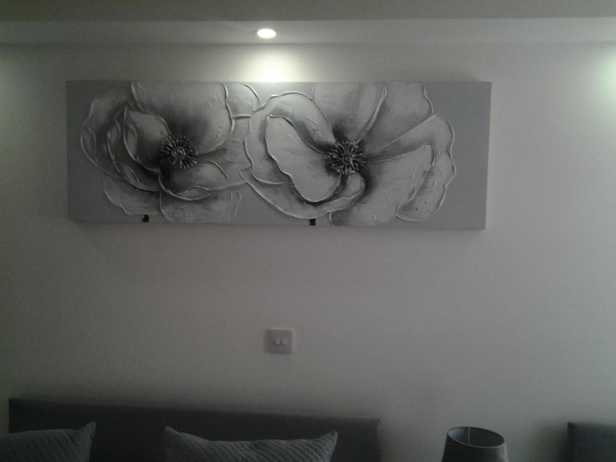 Lady Charlotte Guest Rooms Triple Rooms Dowlais Eksteriør billede