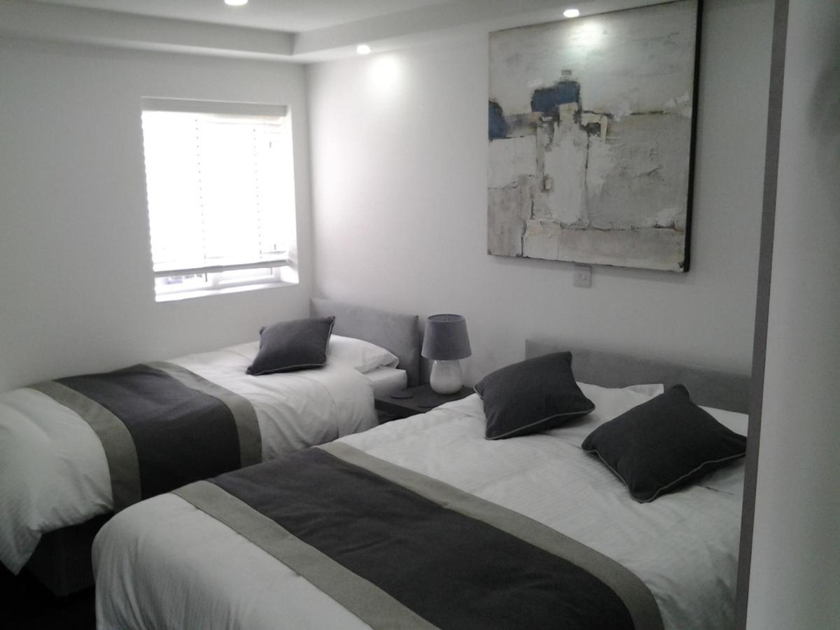 Lady Charlotte Guest Rooms Triple Rooms Dowlais Eksteriør billede