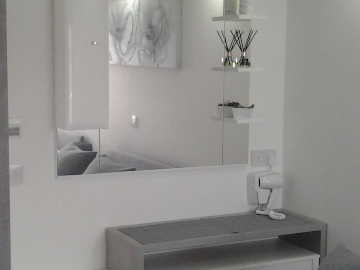 Lady Charlotte Guest Rooms Triple Rooms Dowlais Eksteriør billede