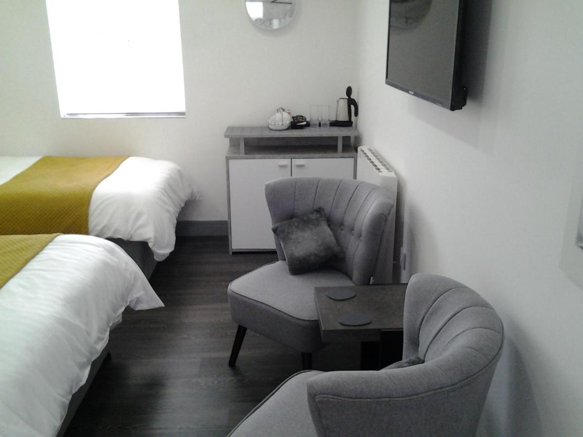 Lady Charlotte Guest Rooms Triple Rooms Dowlais Eksteriør billede