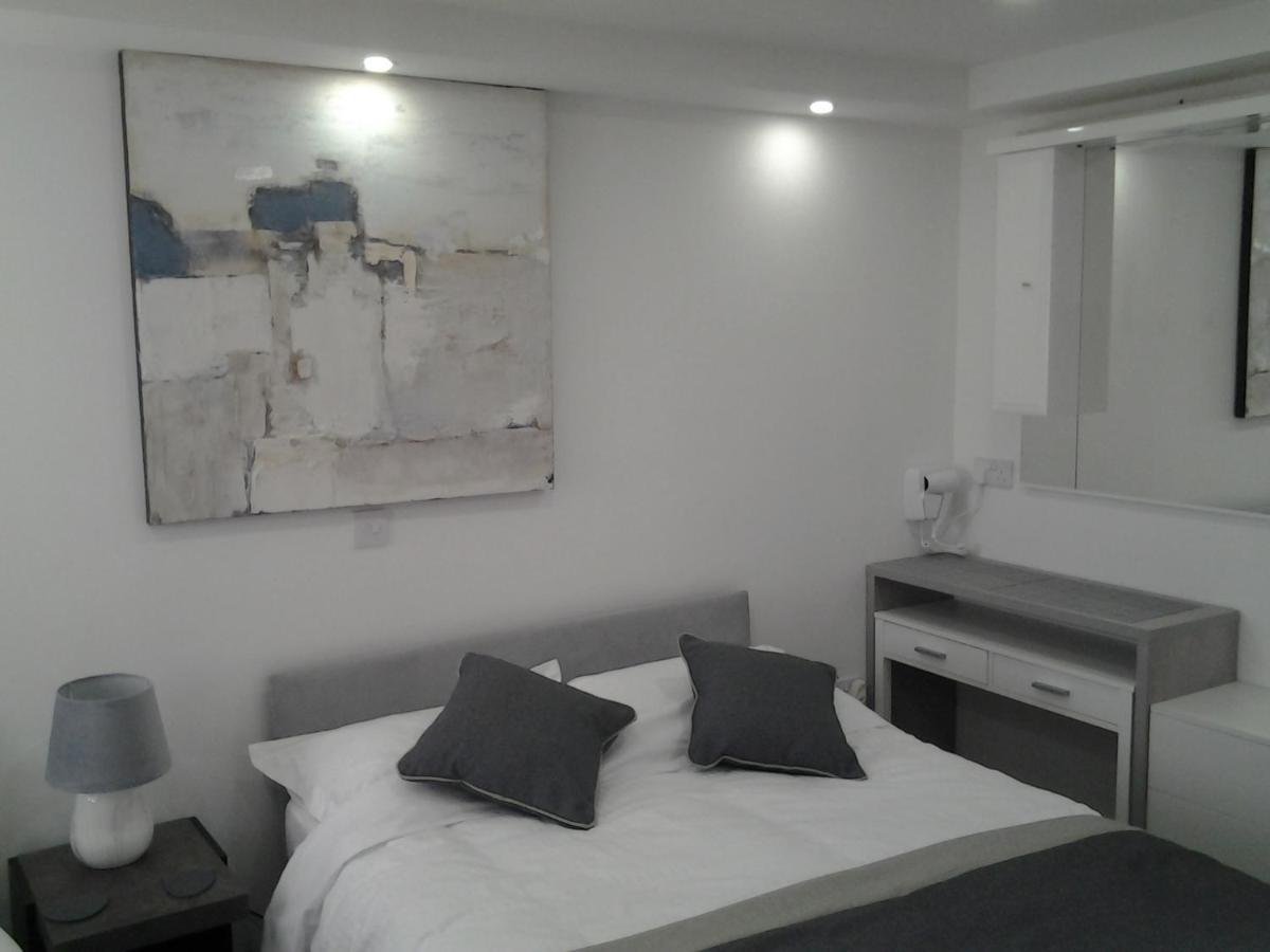 Lady Charlotte Guest Rooms Triple Rooms Dowlais Eksteriør billede