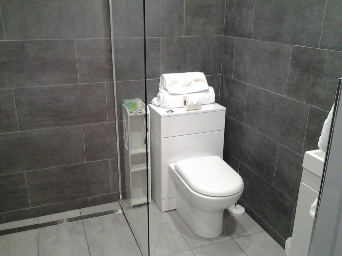 Lady Charlotte Guest Rooms Triple Rooms Dowlais Eksteriør billede