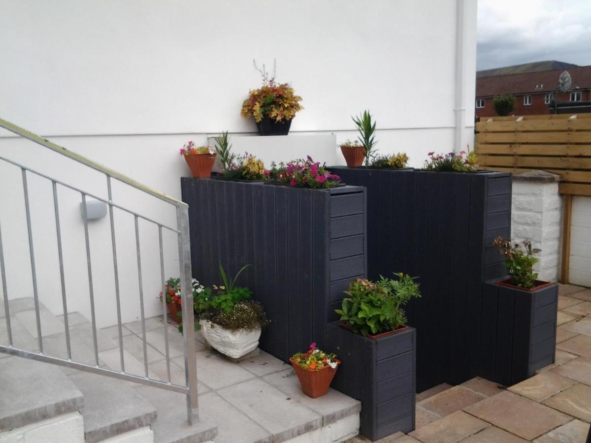 Lady Charlotte Guest Rooms Triple Rooms Dowlais Eksteriør billede