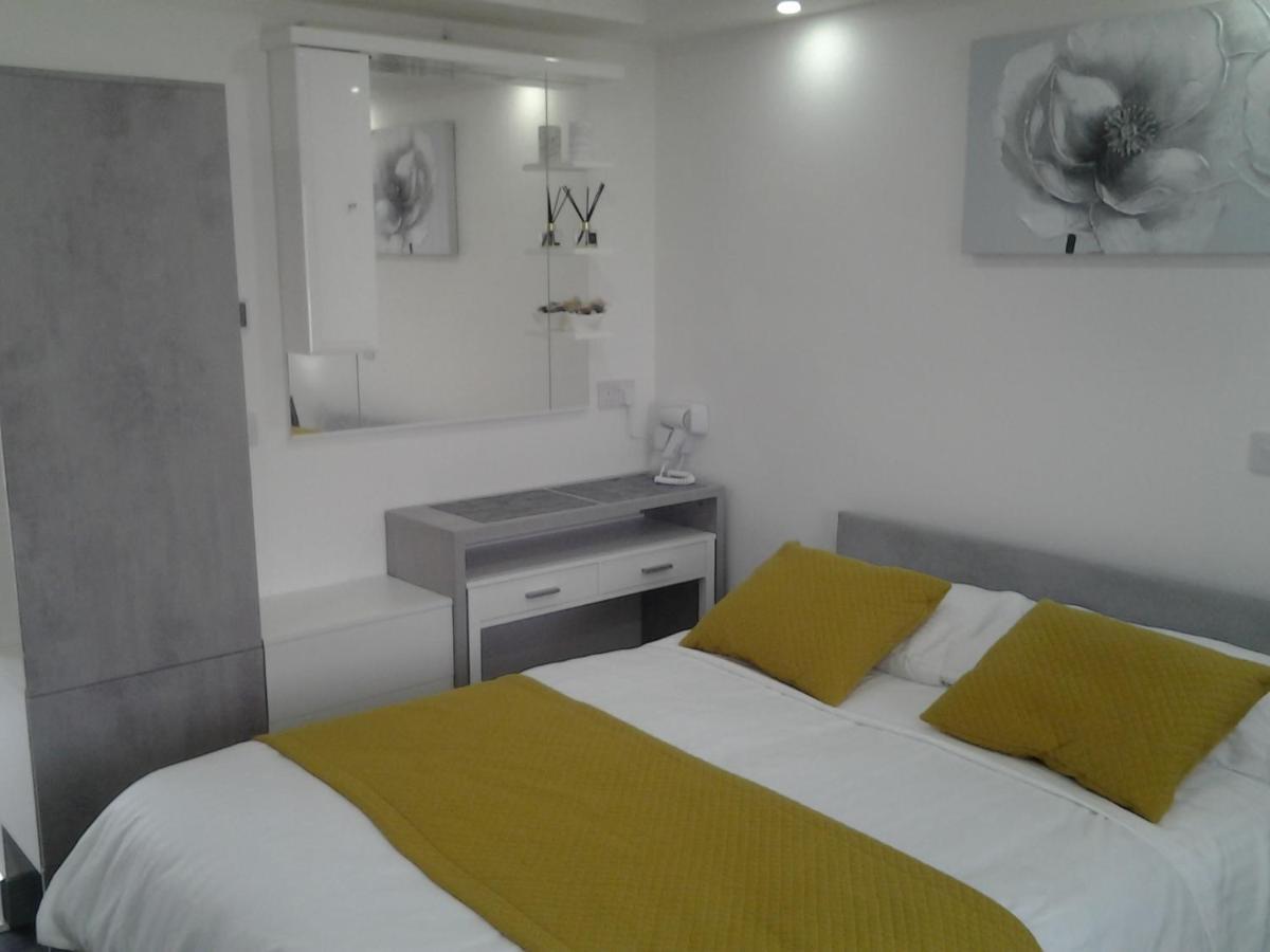 Lady Charlotte Guest Rooms Triple Rooms Dowlais Eksteriør billede