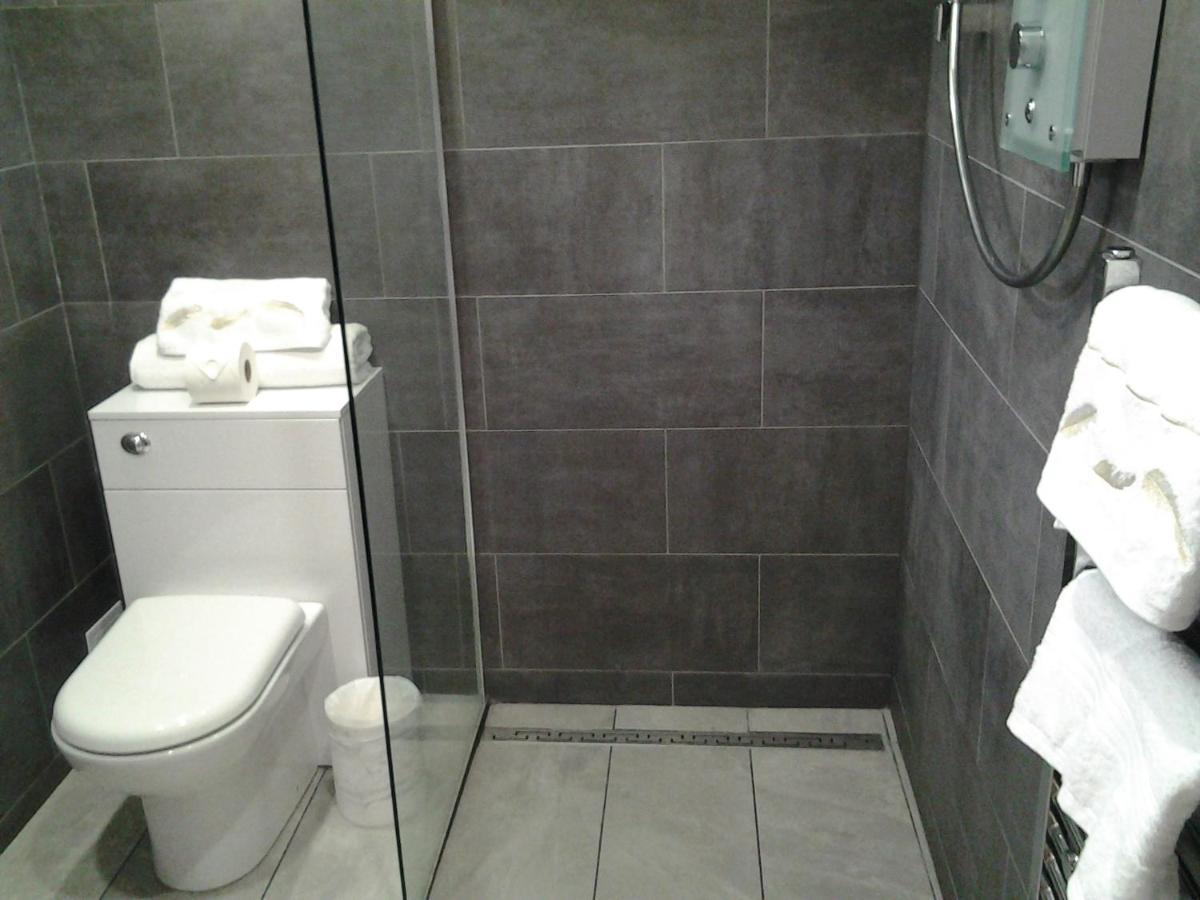 Lady Charlotte Guest Rooms Triple Rooms Dowlais Eksteriør billede