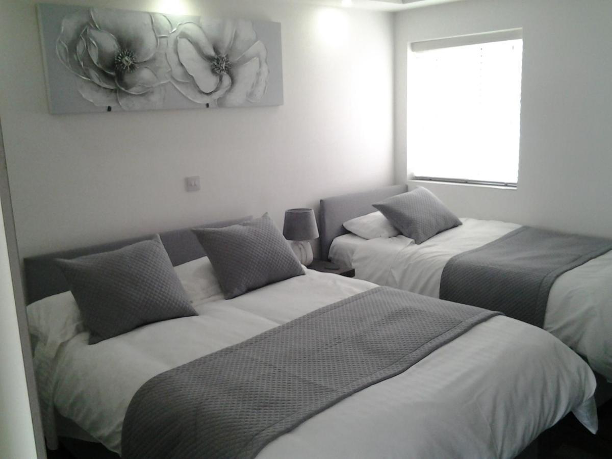 Lady Charlotte Guest Rooms Triple Rooms Dowlais Eksteriør billede